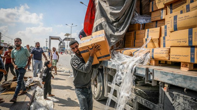 يديعوت: الجيش يريد ادخال مساعدات انسانية لغزة بمعزل عن الحرب 